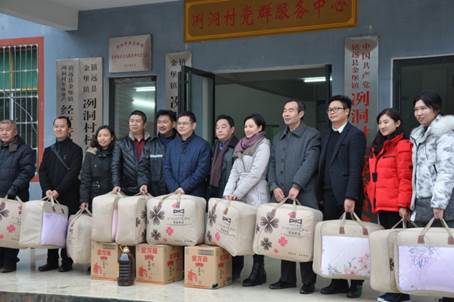 说明: 调研小组在镇远县金堡镇冽洞村支委会开展送温暖慰问活动.JPG